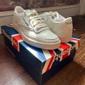 NWT: Classic Reebok Tennis Sneakers